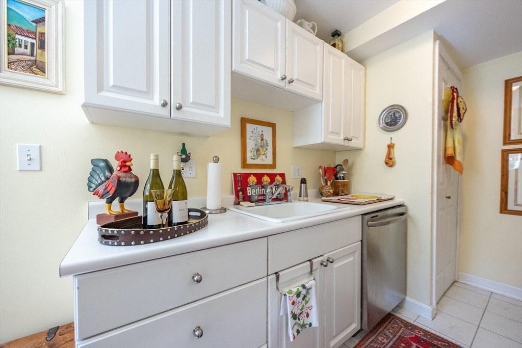 75 Glen Road, Unit B4 Brookline, MA 02445 - Photo 11 of 39