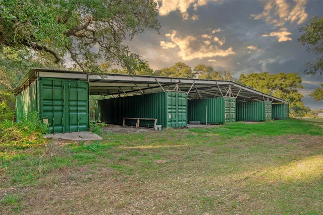 a view of a backyard