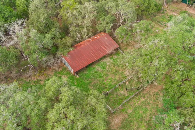 a view of a back yard