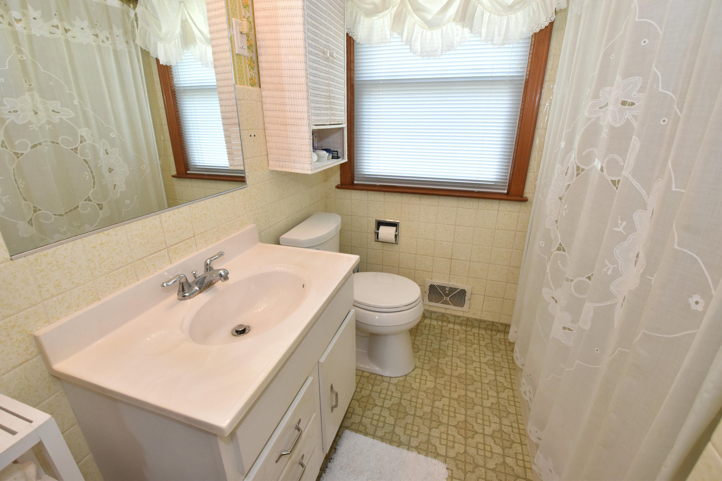 1923 Arlington Avenue Racine, WI 53403 - Photo 20 of 31 Bath