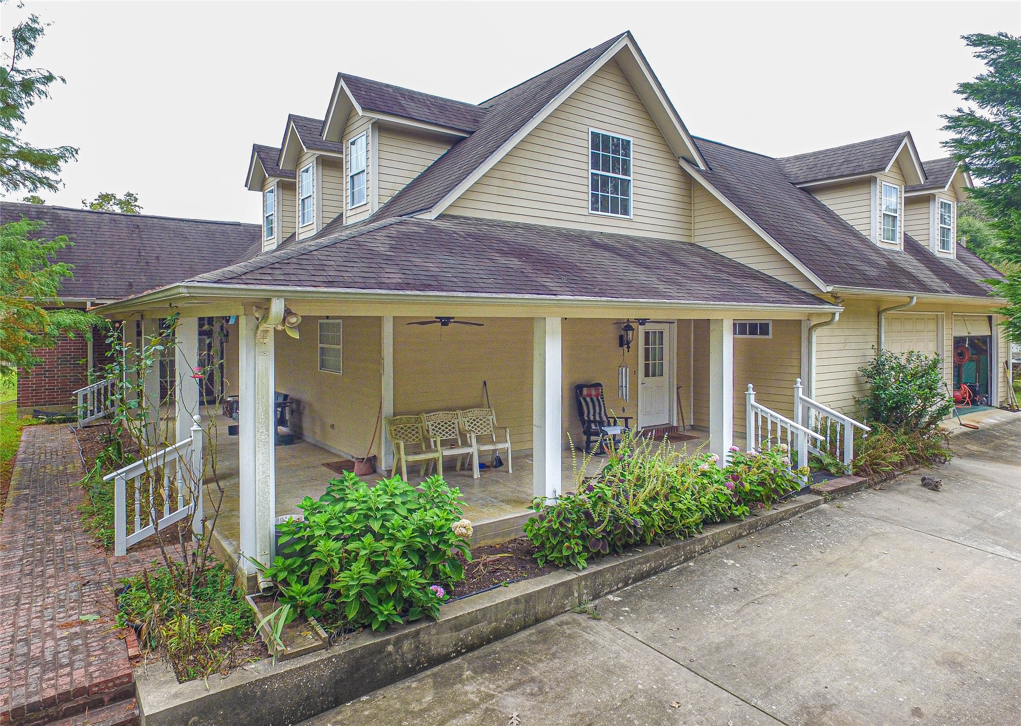 139 Berts Farm Road Livingston, TX 77351 - Photo 2 of 41 front view of a house with a yard