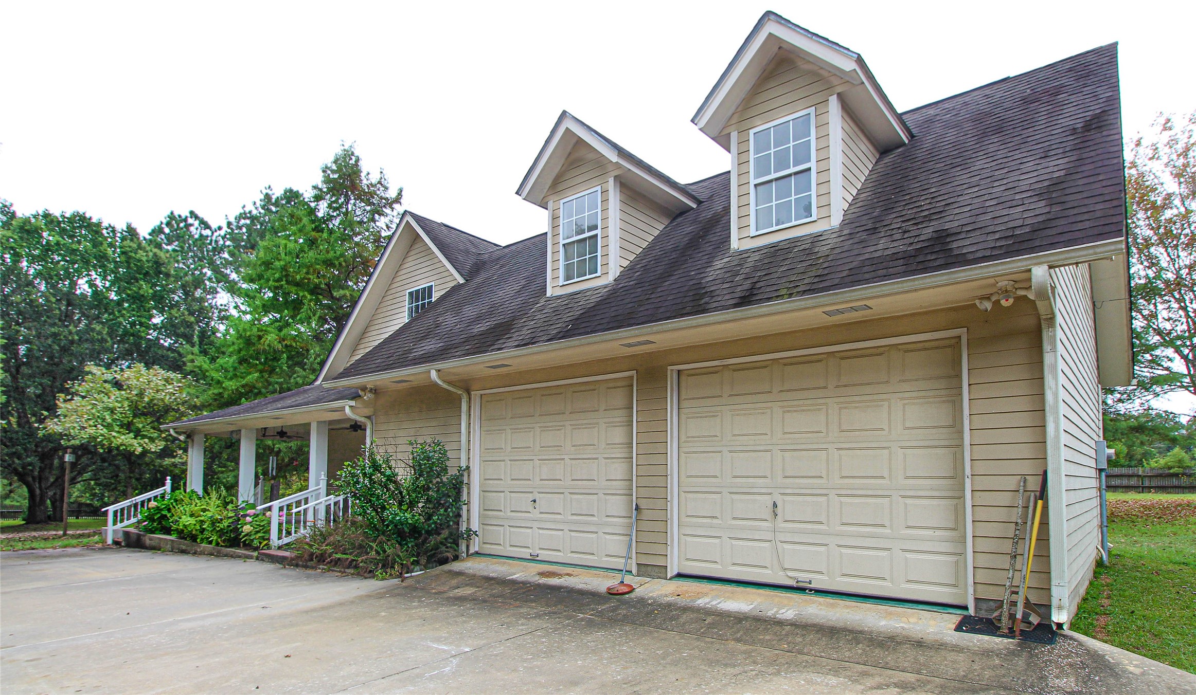 139 Berts Farm Road Livingston, TX 77351 - Photo 33 of 41 a view of a house with a garage