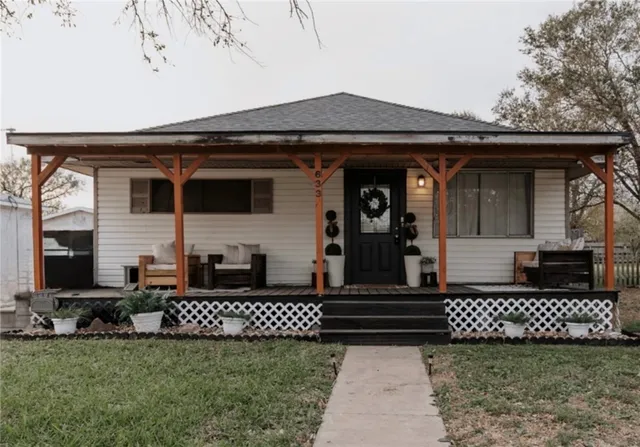 $199,950 | 633 Tutt Avenue, Taft, TX 78390