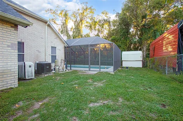 a view of a house with backyard