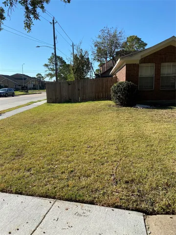 a view of a back yard