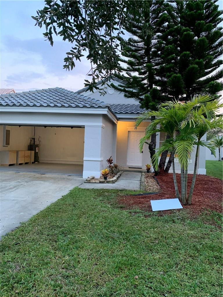 842 Briar Ridge Road Weston, FL 33327 - Photo 3 of 13 a view of a backyard