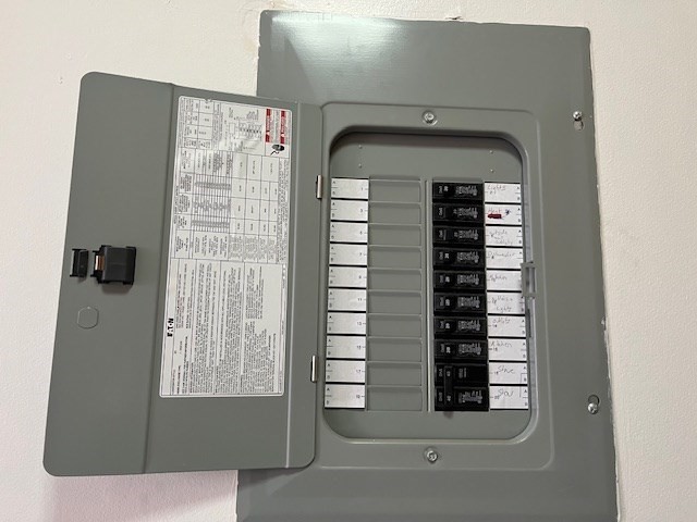 140 Chestnut Street, Unit 402 Springfield, MA 01103 - Photo 12 of 12 a view of entryway