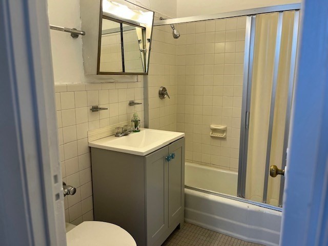 140 Chestnut Street, Unit 402 Springfield, MA 01103 - Photo 8 of 12 a bathroom with a sink mirror toilet and shower