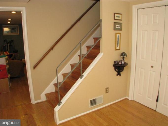 7609 Hamlet Street Springfield, VA 22151 - Photo 17 of 28 Entrance / Foyer