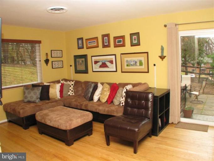 7609 Hamlet Street Springfield, VA 22151 - Photo 18 of 28 Living Room