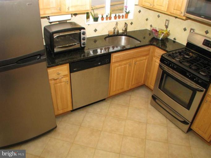 7609 Hamlet Street Springfield, VA 22151 - Photo 5 of 28 Kitchen