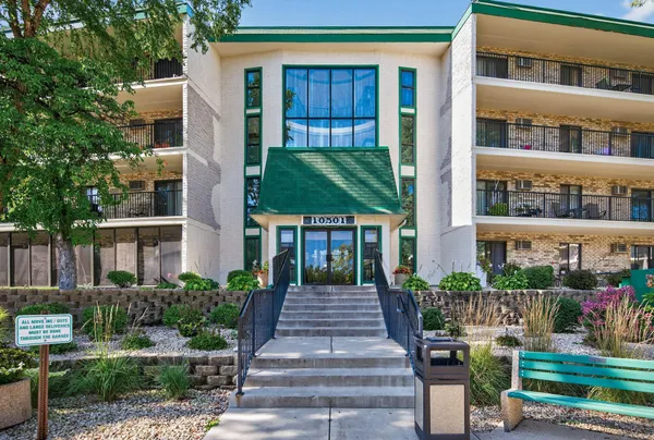 $194,900 | 10501 Cedar Lake Road, Unit 318, Minnetonka, MN 55305