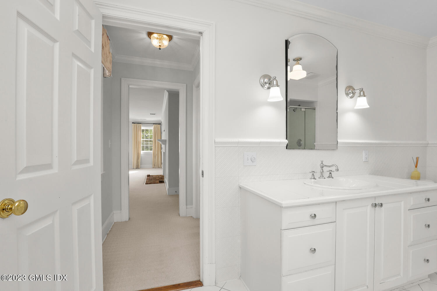 31 Fairfield Road Greenwich, CT 06830 - Photo 13 of 28 a en suite bathroom with a sink and a mirror