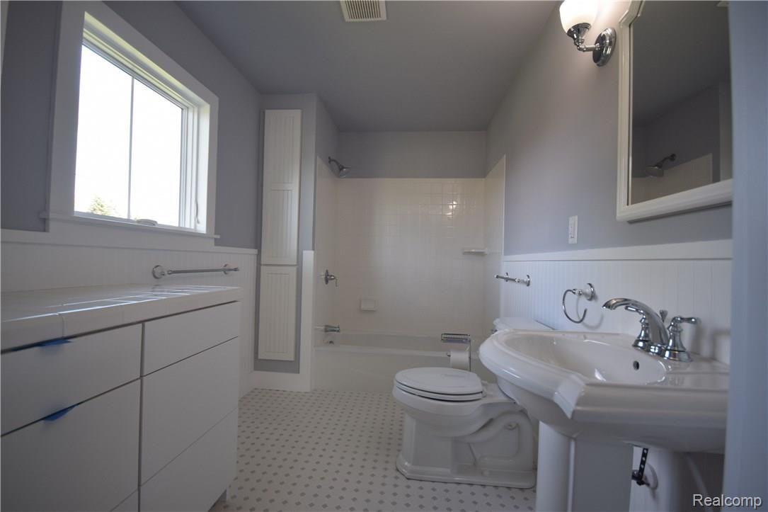 2233 Wiggins Road Fenton, MI 48430 - Photo 30 of 38 DSC_0450.JPG