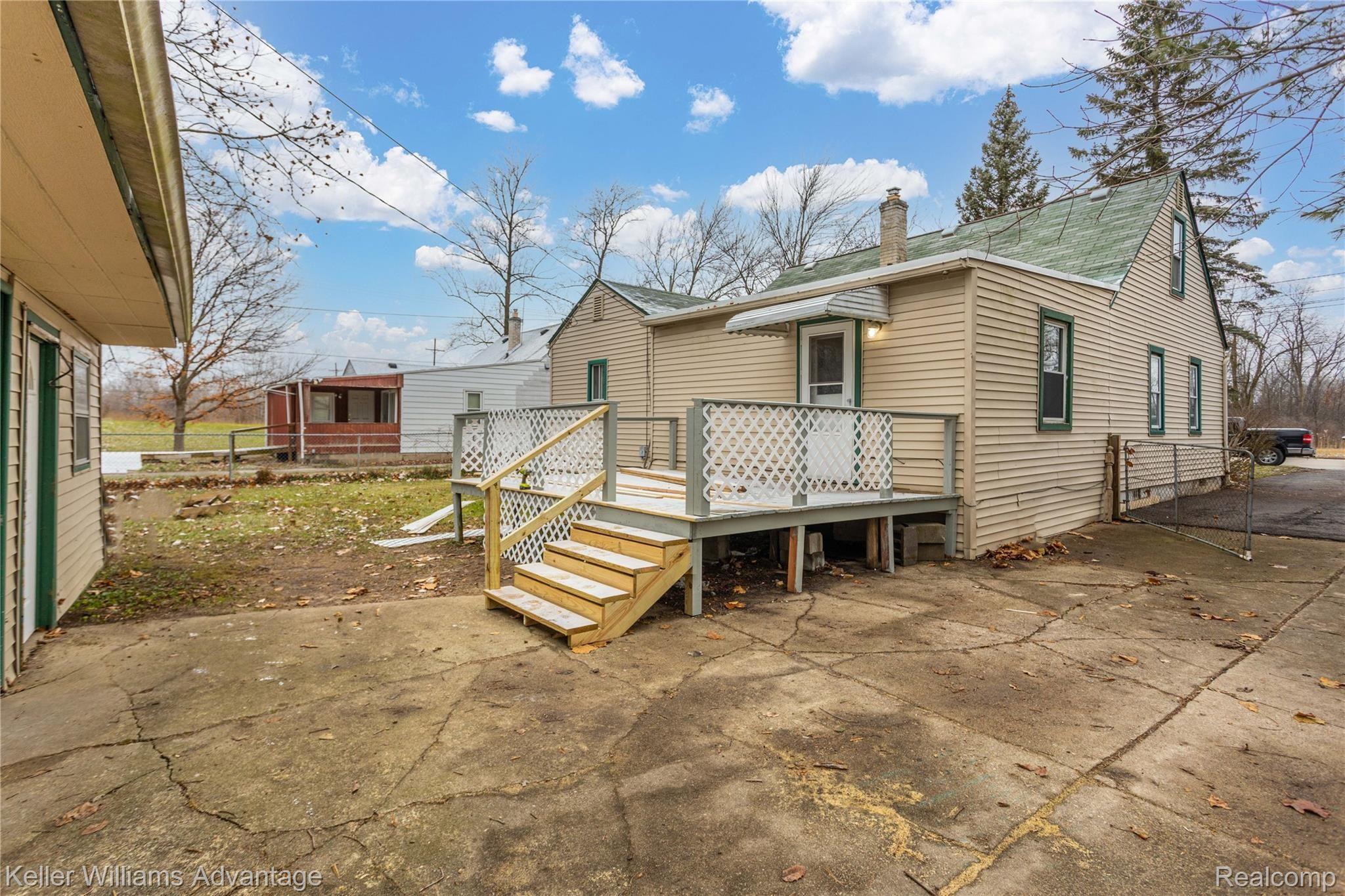 31721 Ecorse Road Romulus, MI 48174 - Photo 22 of 25 Back deck