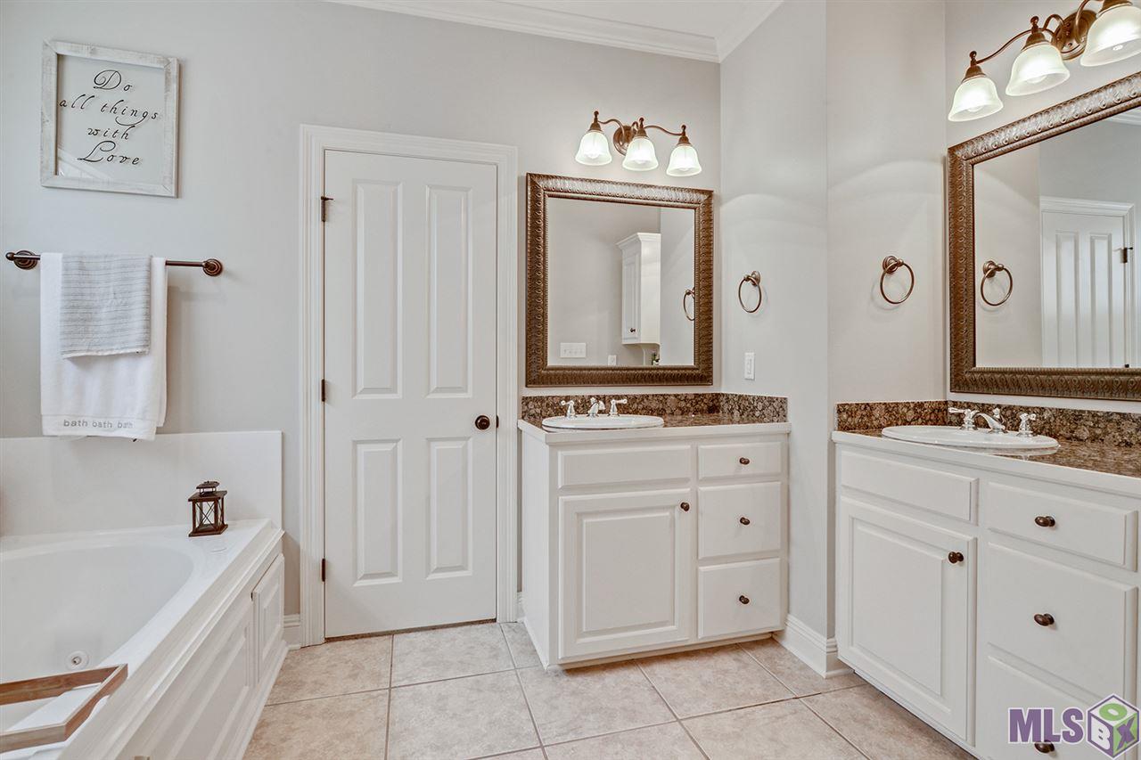 10430 Hill Pointe Avenue Baton Rouge, LA 70810 - Photo 10 of 18 Master Bathroom with Large Tub