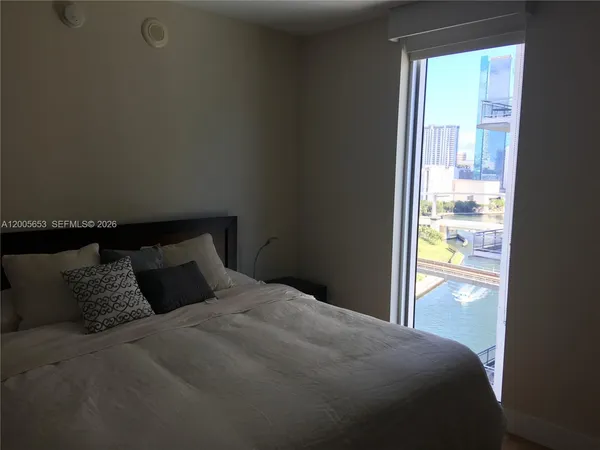 $5,100 | 185 Southwest 7th Street, Unit 1511, Miami, FL 33130