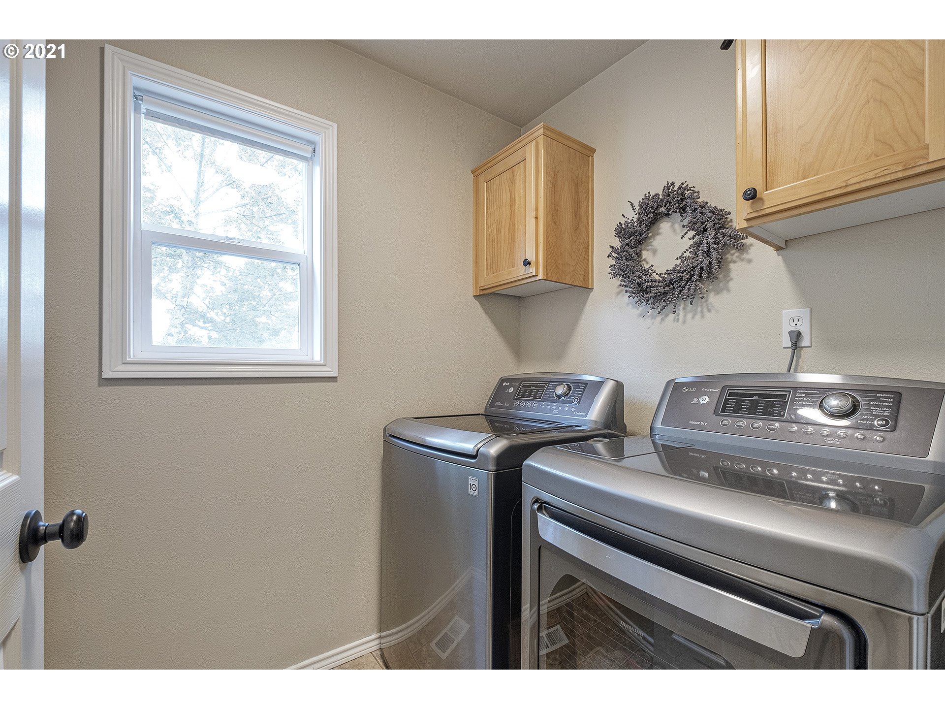 716 Roxe Drive Forest Grove, OR 97116 - Photo 18 of 32 a kitchen with a stove and a window