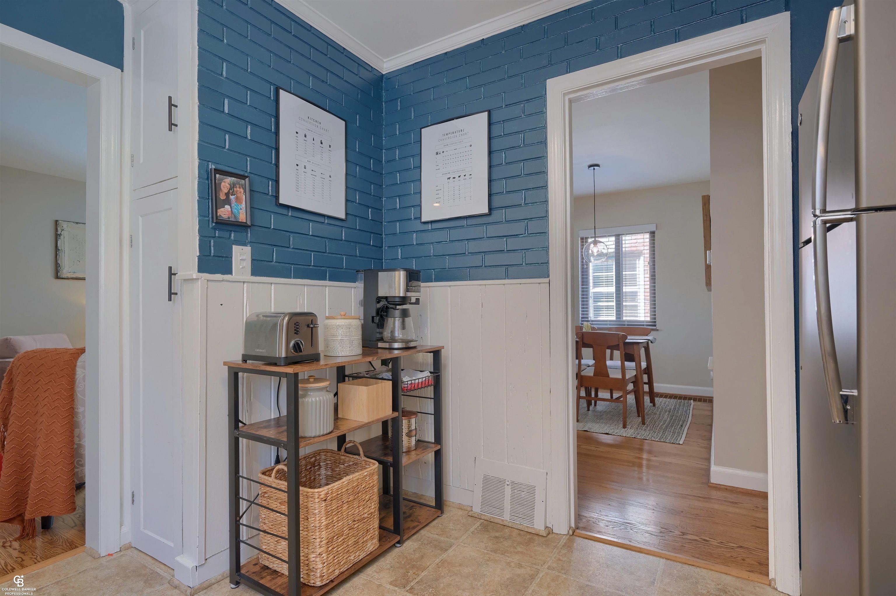 1496 Roslyn Road Grosse Pointe, MI 48236 - Photo 14 of 36 50121255-13.JPG