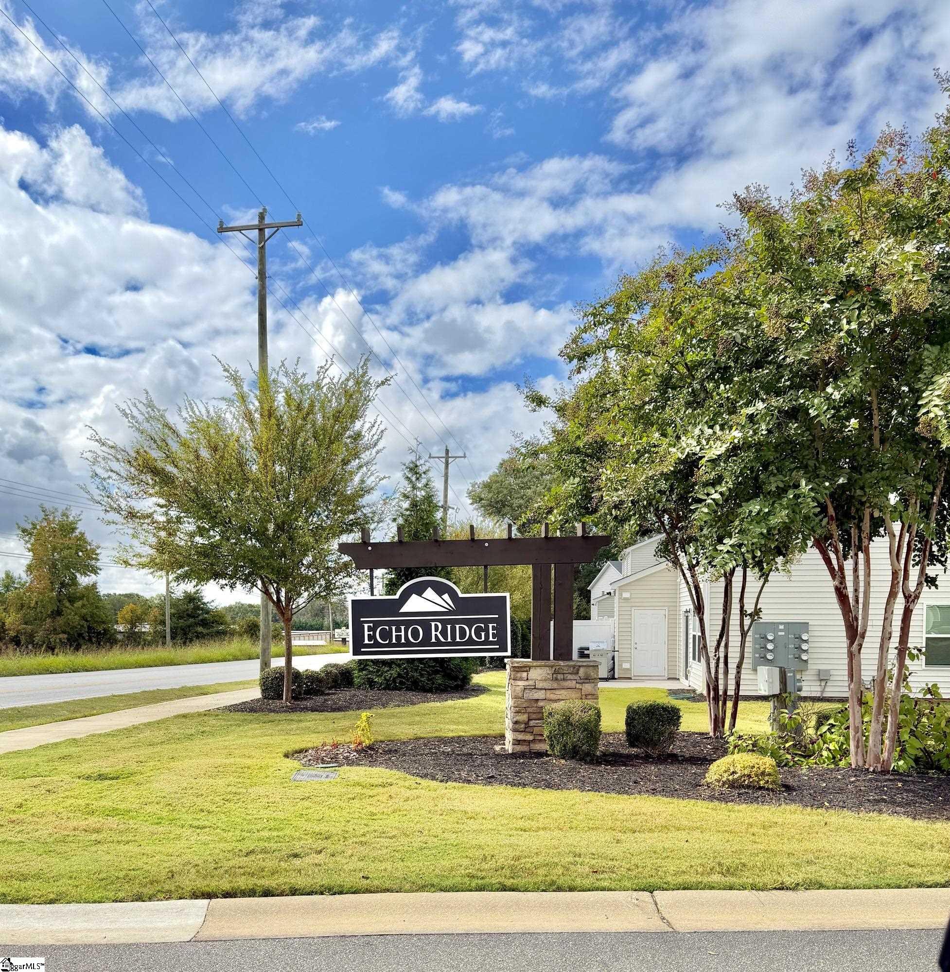 424 Windsinger Lane Greer, SC 29650 - Photo 3 of 26 Wonderful location 3 min from Century park