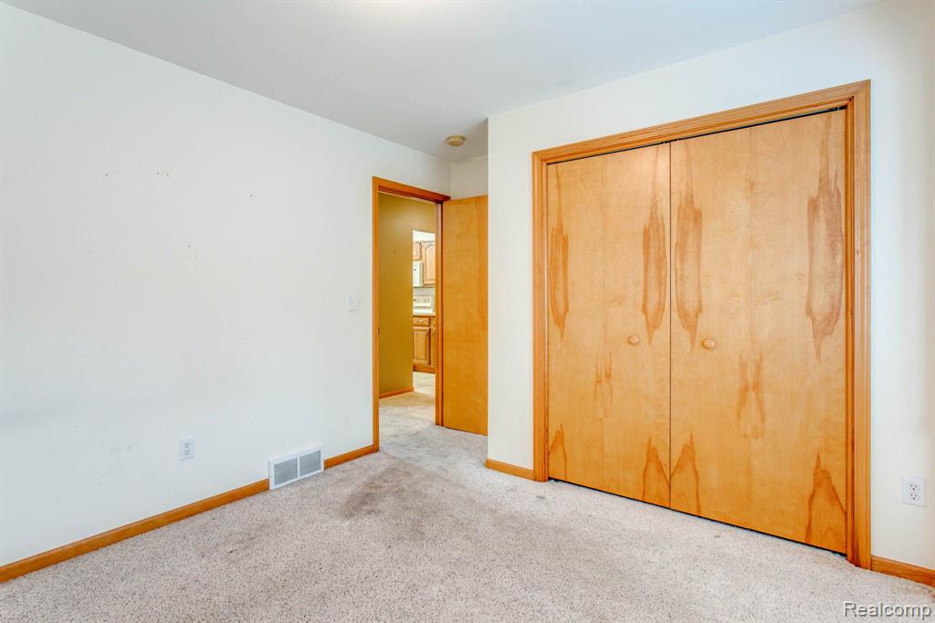7266 Lakeshore Road Lakeport, MI 48059 - Photo 12 of 36