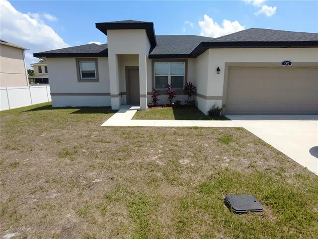 a view of a house with backyard