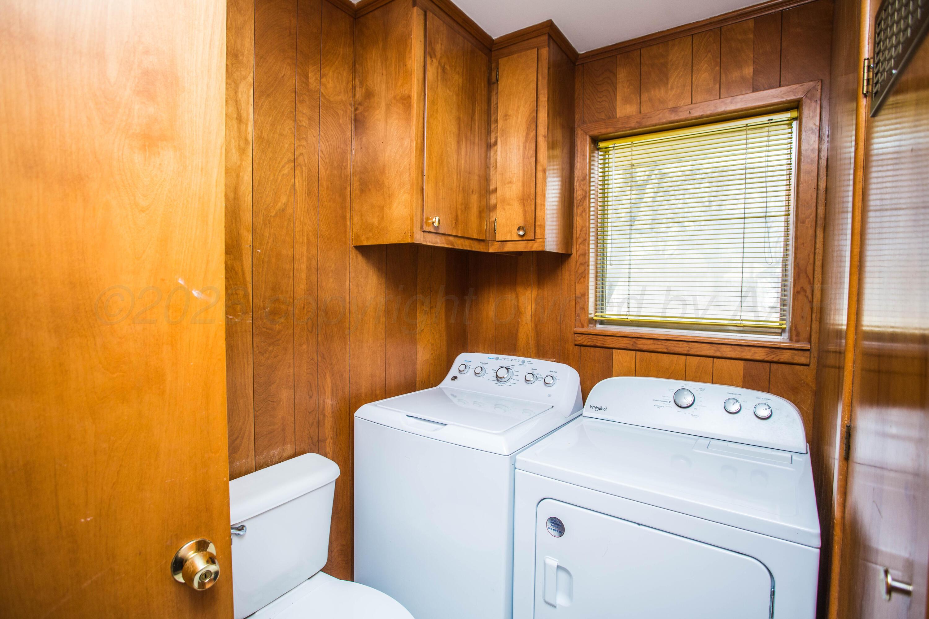 73 Houston Road Tulia, TX 79088 - Photo 23 of 55 a utility room with dryer and washer