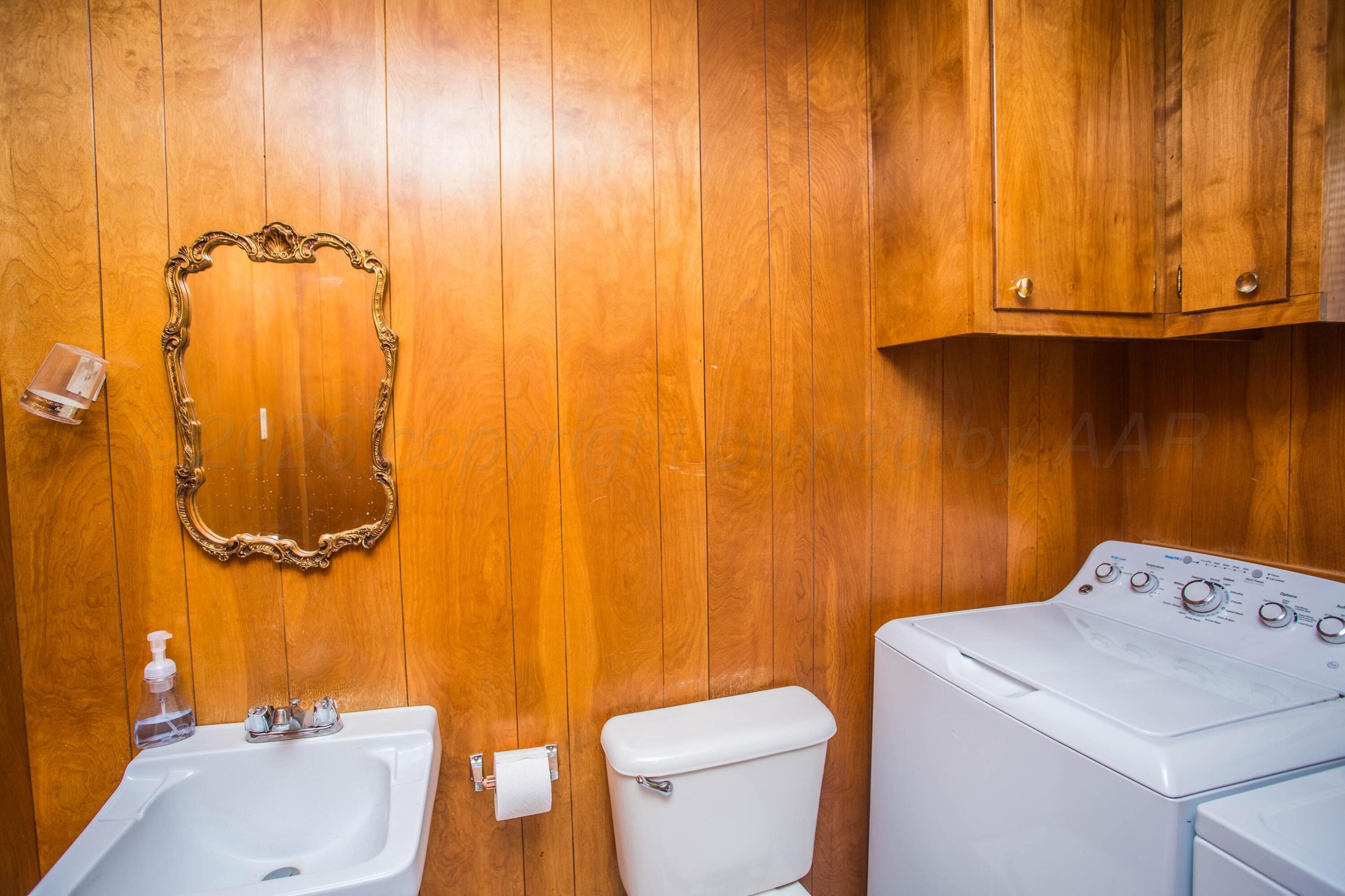 73 Houston Road Tulia, TX 79088 - Photo 24 of 55 a bathroom with a sink a toilet and shower curtain