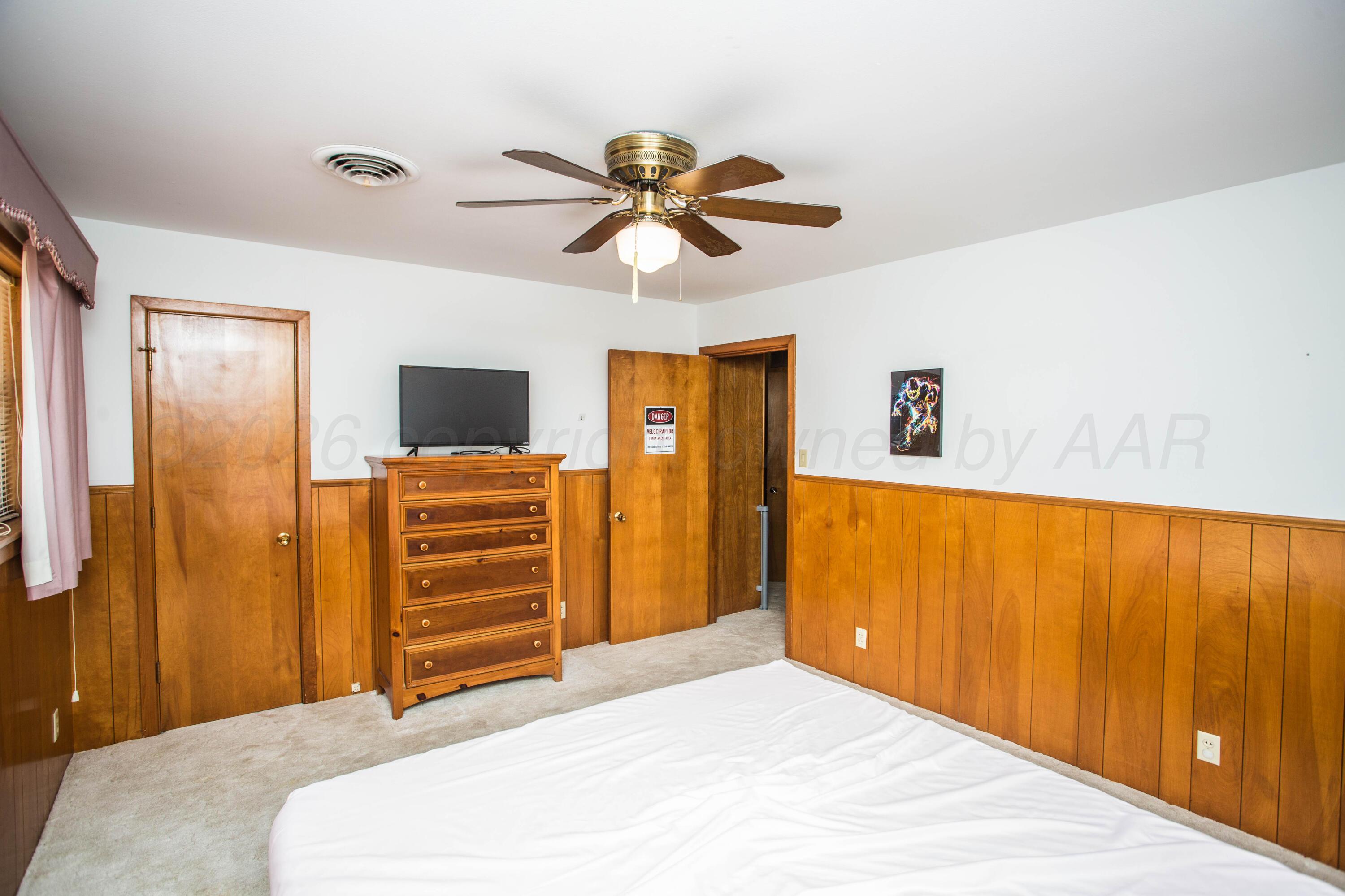 73 Houston Road Tulia, TX 79088 - Photo 36 of 55 a bedroom with a bed and a flat tv screen