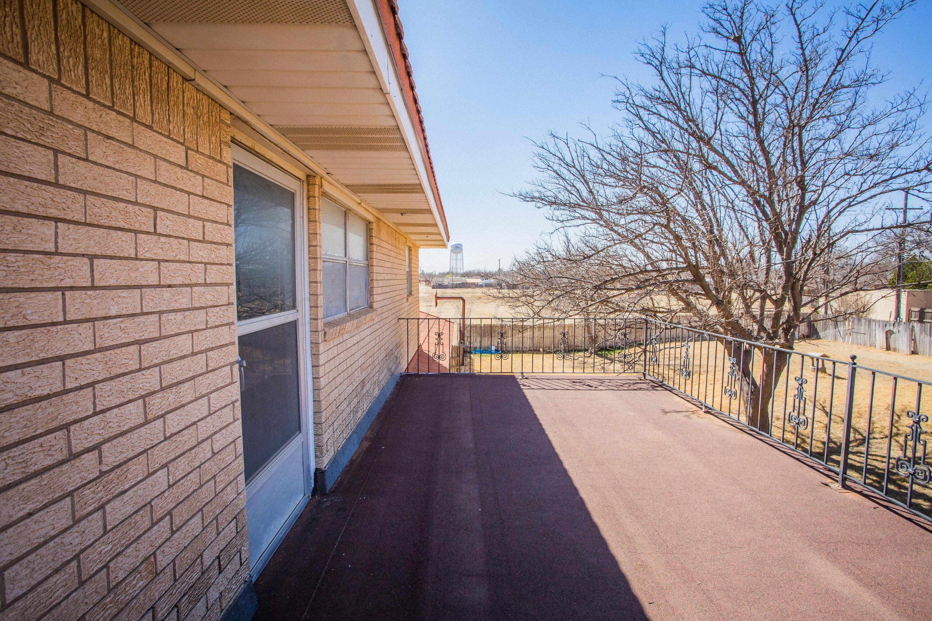 73 Houston Road Tulia, TX 79088 - Photo 39 of 55 a view of wooden balcony