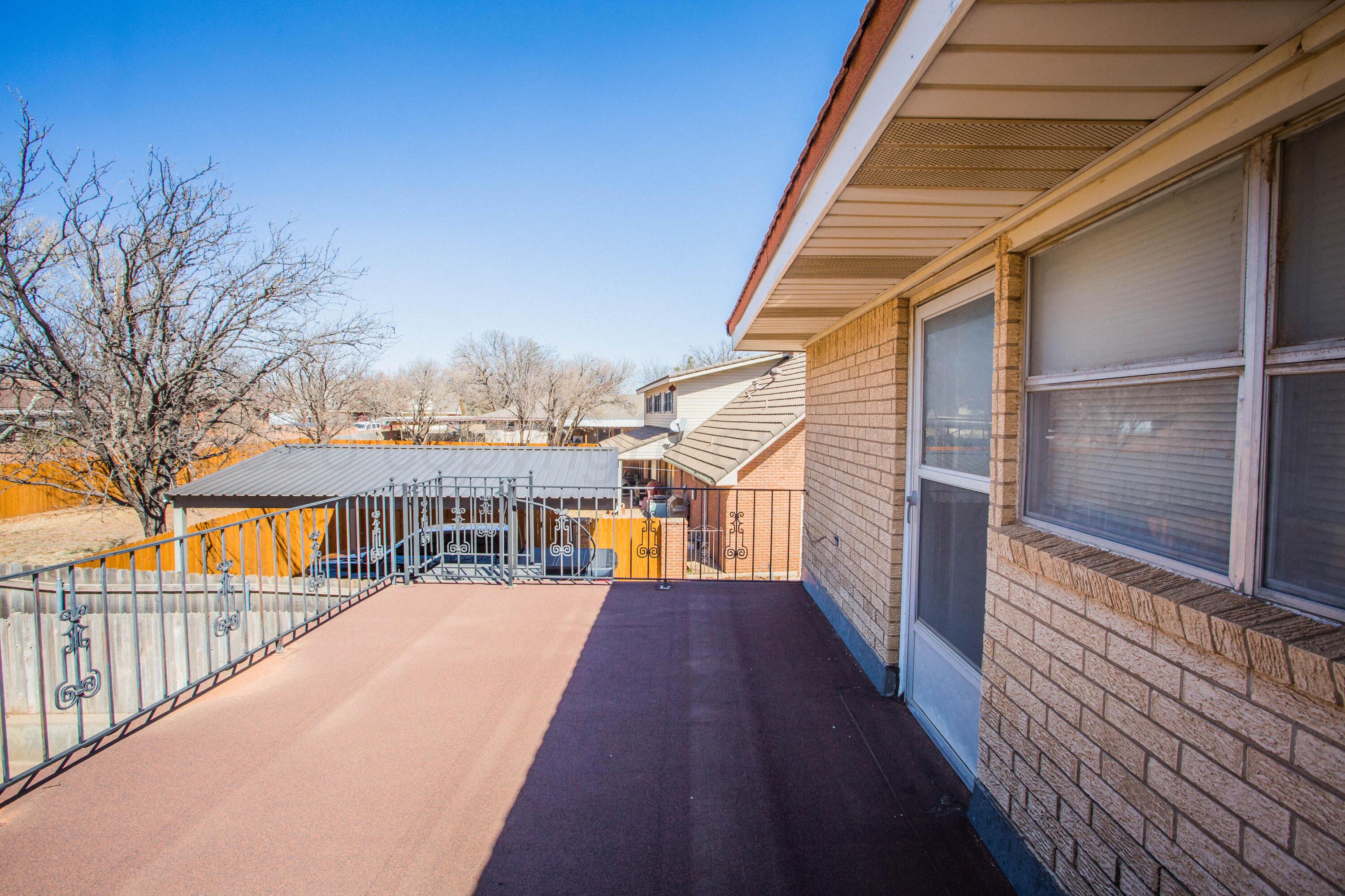73 Houston Road Tulia, TX 79088 - Photo 40 of 55 a balcony with wooden floor and city view