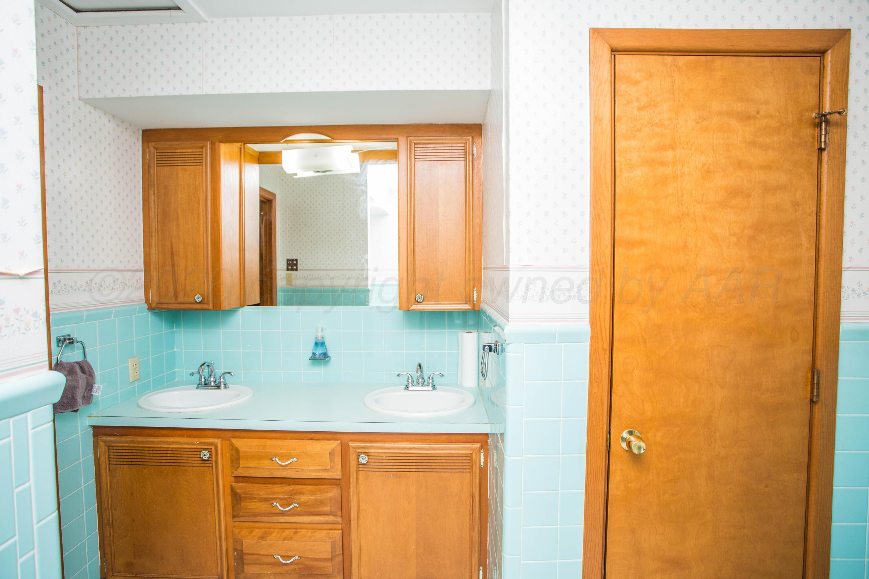 73 Houston Road Tulia, TX 79088 - Photo 48 of 55 a bathroom with a sink and a mirror