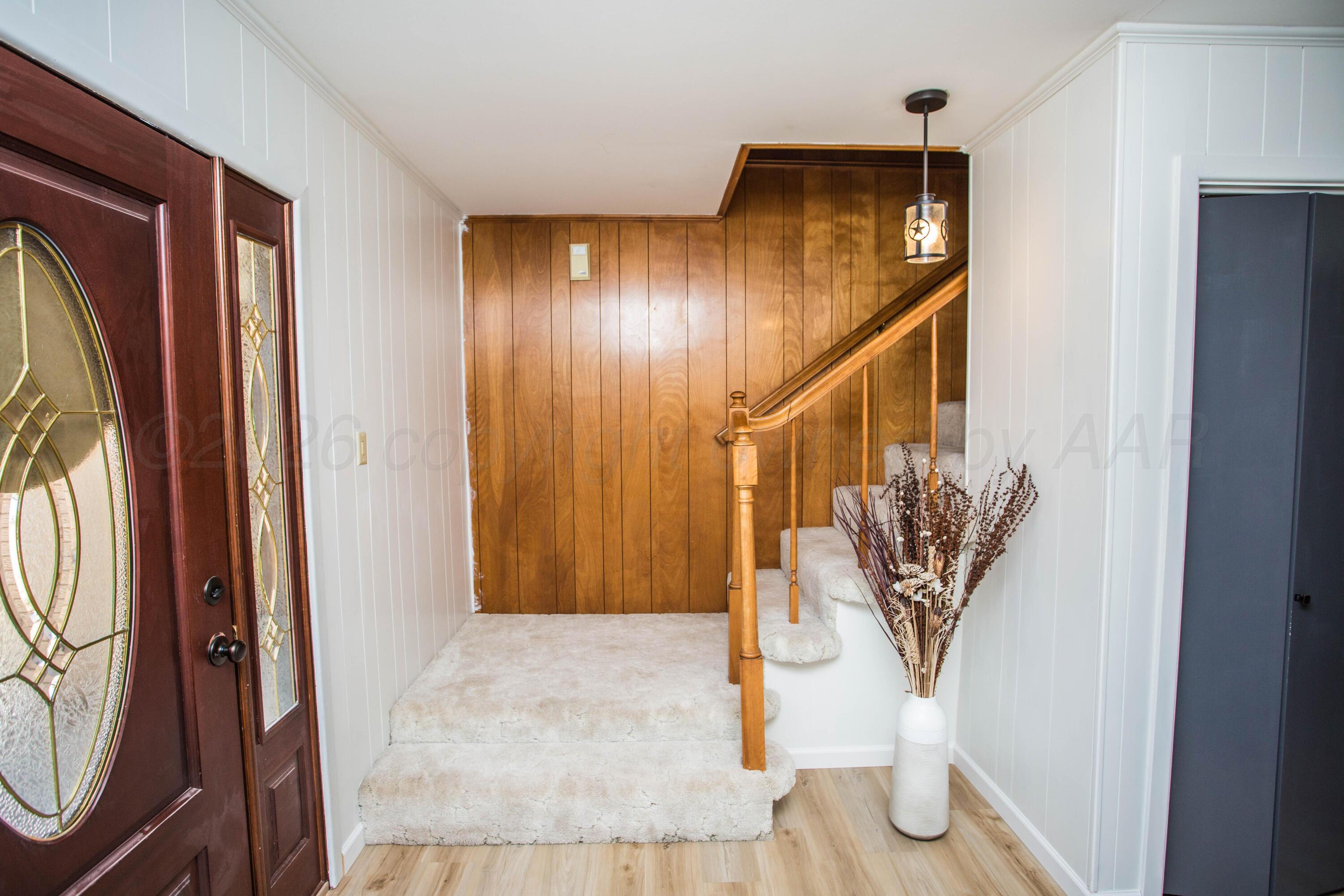 73 Houston Road Tulia, TX 79088 - Photo 7 of 55 a view of an entryway with wooden floor