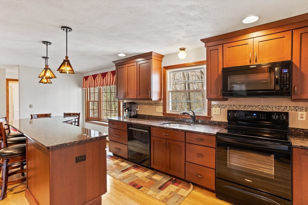 9 Old Homestead Road Groton, MA 01450 - Photo 4 of 33