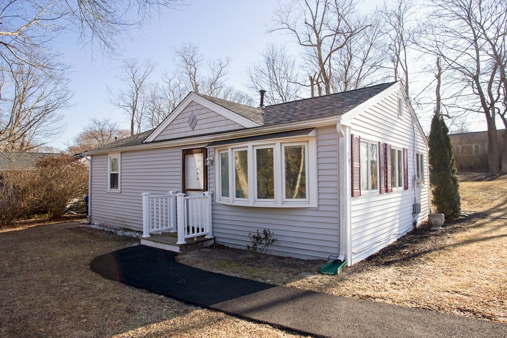 39 Manomet Point Road Plymouth, MA 02360 - Photo 1 of 12 Gallery Image 1