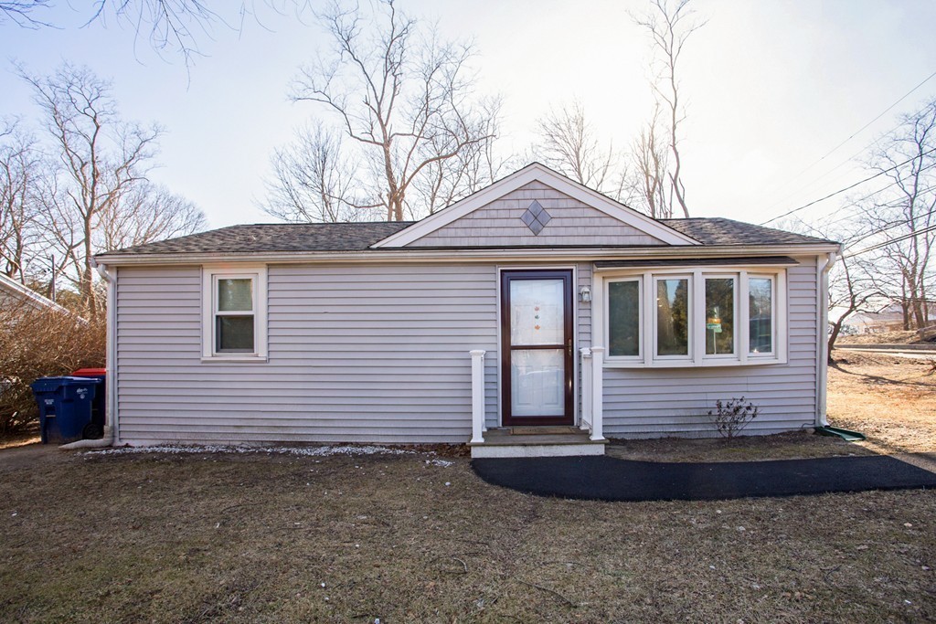 39 Manomet Point Road Plymouth, MA 02360 - Photo 2 of 12 Gallery Image 2