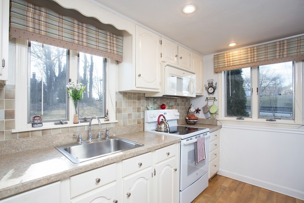 39 Manomet Point Road Plymouth, MA 02360 - Photo 5 of 12 Gallery Image 5
