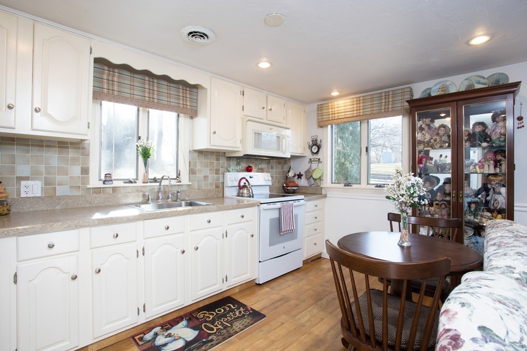 39 Manomet Point Road Plymouth, MA 02360 - Photo 6 of 12 Gallery Image 6