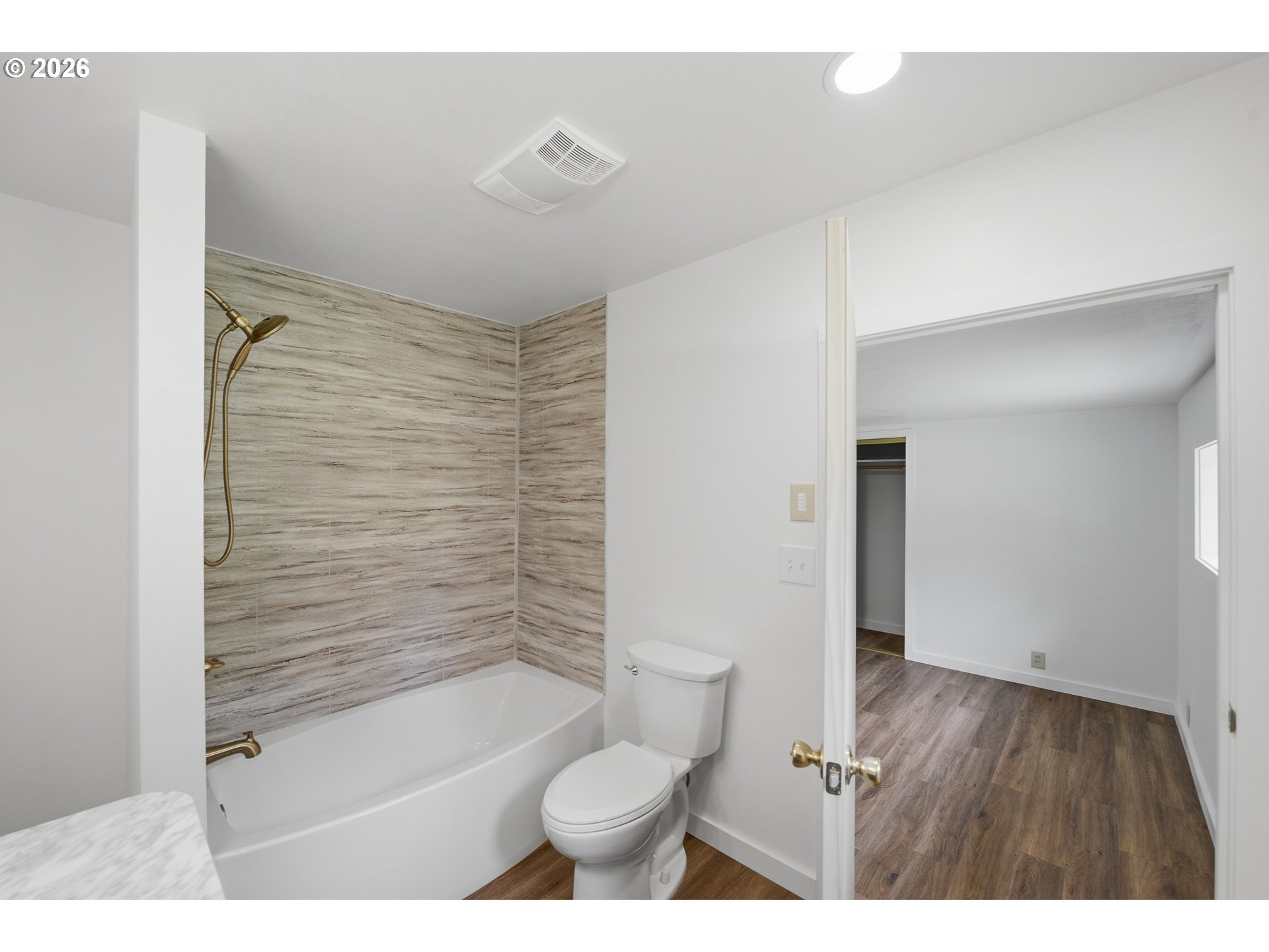 63299 Wildahl Road Coos Bay, OR 97420 - Photo 34 of 45 a bathroom with a toilet and a bathtub