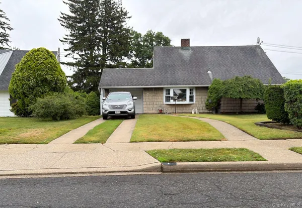 $720,000 | 7 Mockingbird Lane, Levittown, NY 11756