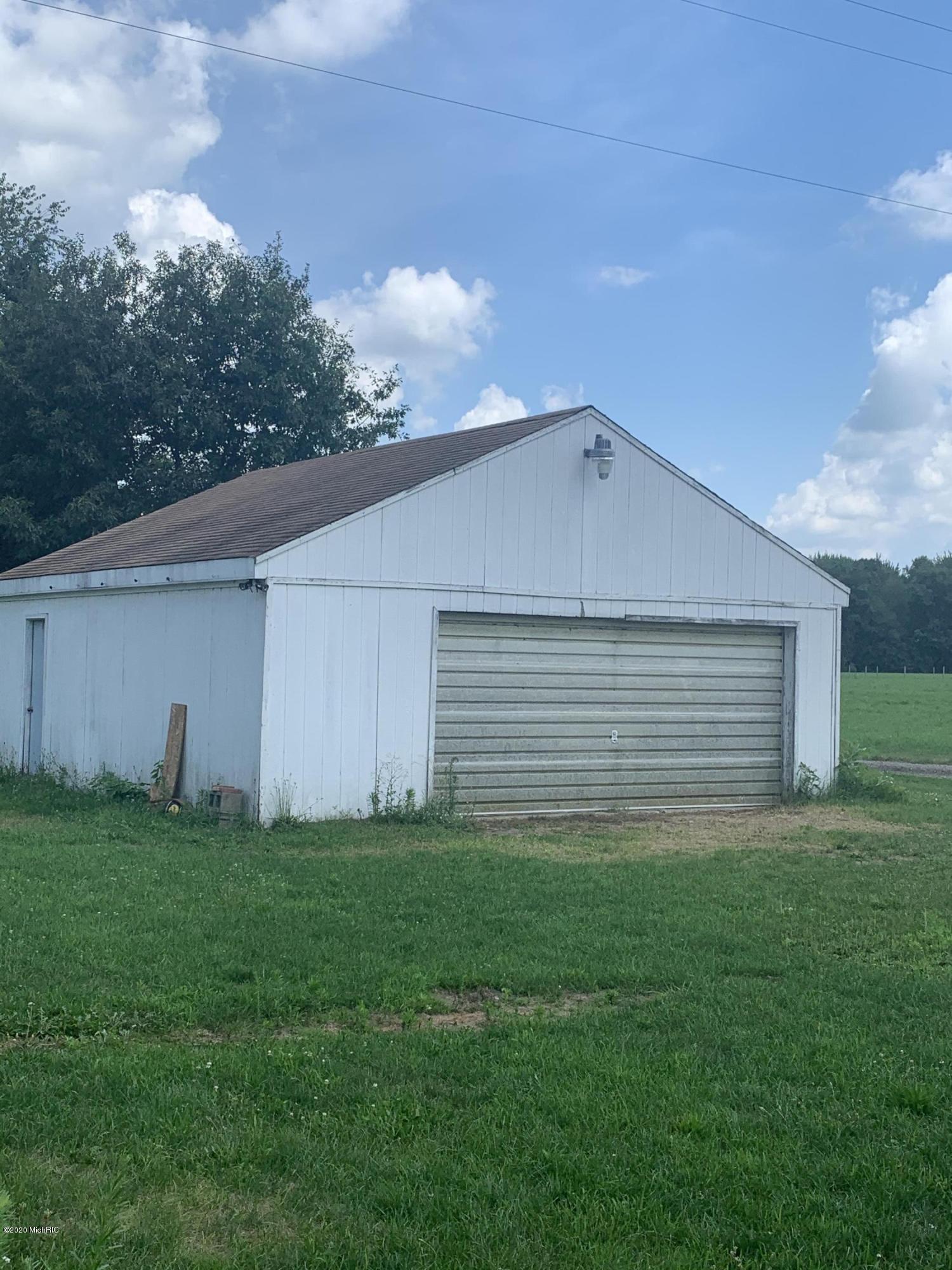 31278 Maystead Road Burr Oak, MI 49030 - Photo 2 of 16 Garage