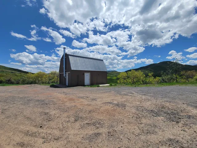a view of yard with green space