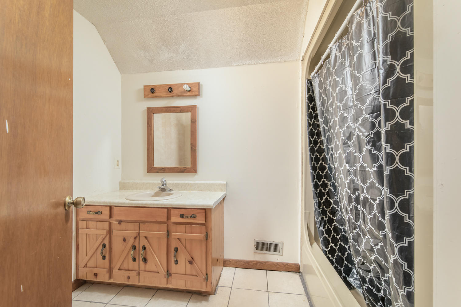 8483 Highway 58 Decatur, TN 37322 - Photo 22 of 27 Bathroom 3