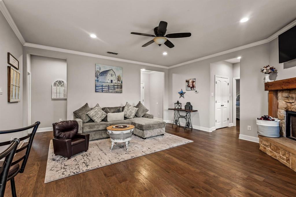 293 Redden Road Van Alstyne, TX 75495 - Photo 11 of 40 a living room with furniture