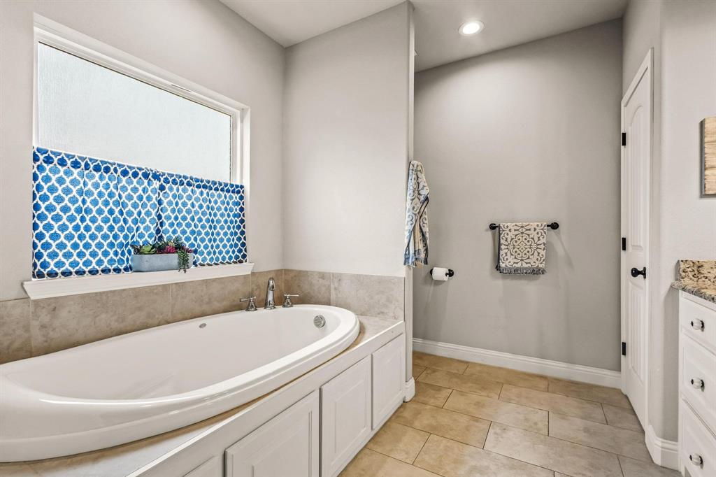 293 Redden Road Van Alstyne, TX 75495 - Photo 28 of 40 a bathroom with a bathtub and shower