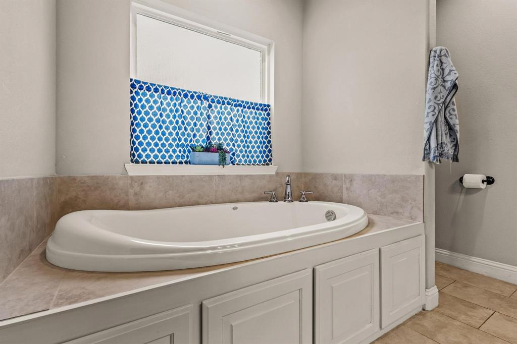 293 Redden Road Van Alstyne, TX 75495 - Photo 30 of 40 a bathroom with a bathtub and a window