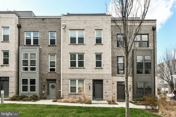 $3,750 | 13372 Sherwood Park Lane, Herndon, VA 20171