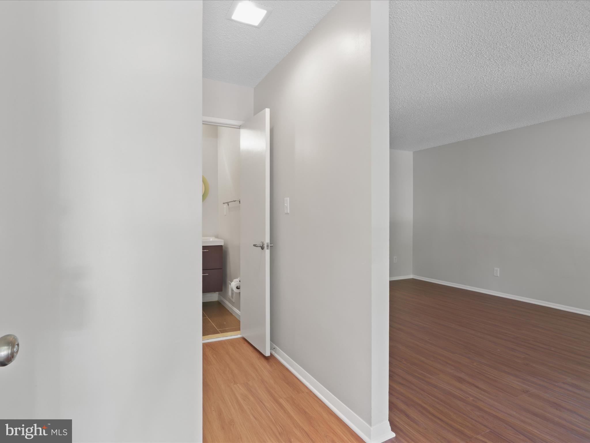 2208 Cartwright Place Reston, VA 20191 - Photo 3 of 37 Foyer