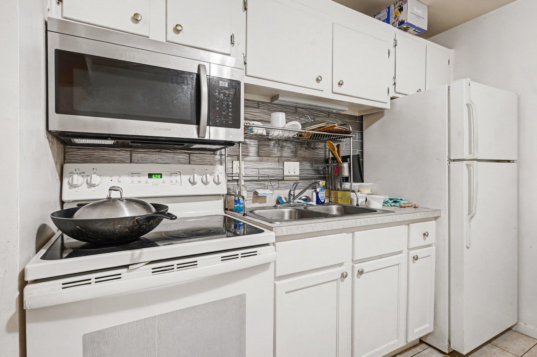 756 West Kilgore Road, Unit 302 Kalamazoo, MI 49008 - Photo 12 of 19 012_file_9055