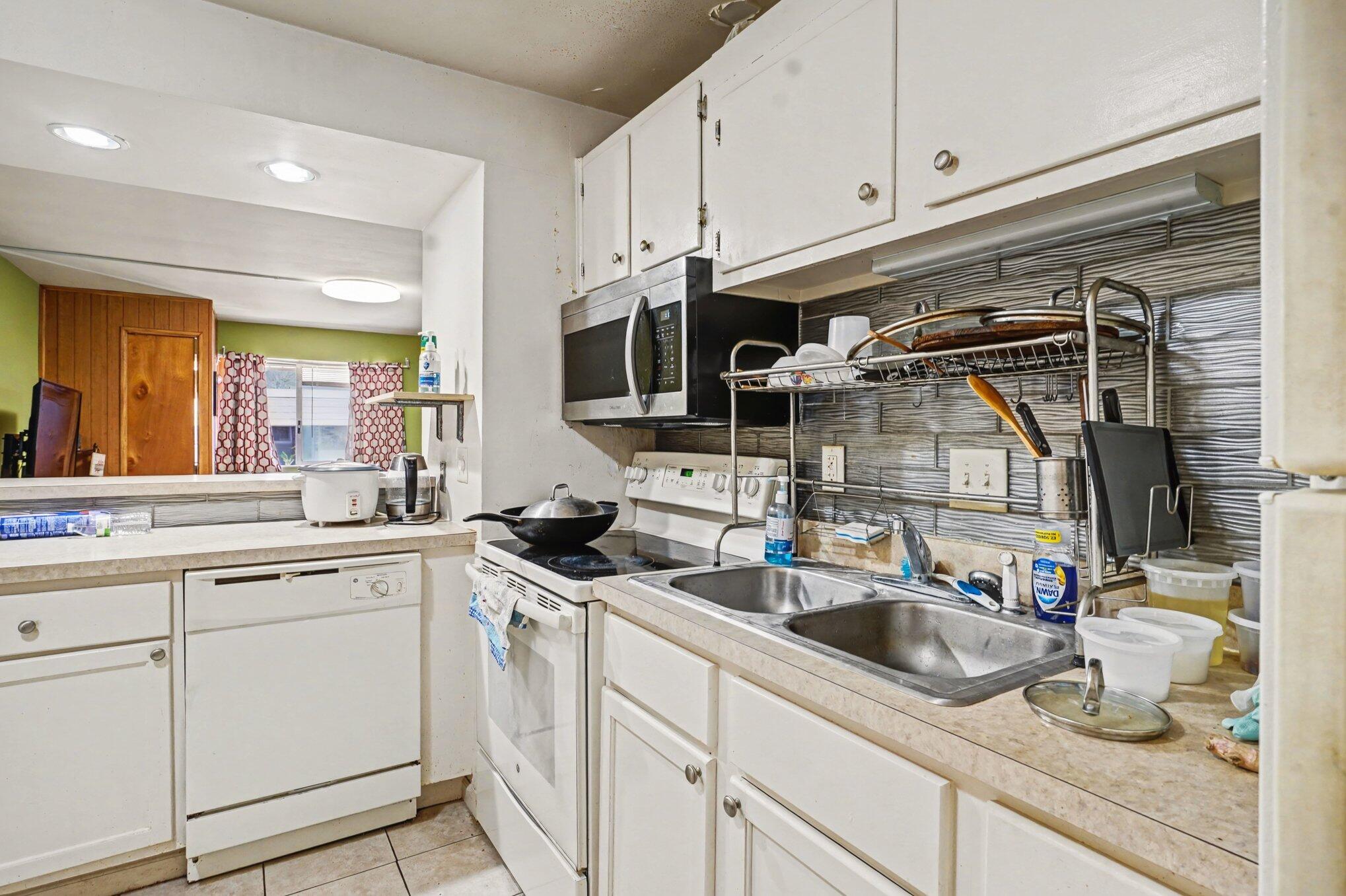 756 West Kilgore Road, Unit 302 Kalamazoo, MI 49008 - Photo 14 of 19 014_file_1169